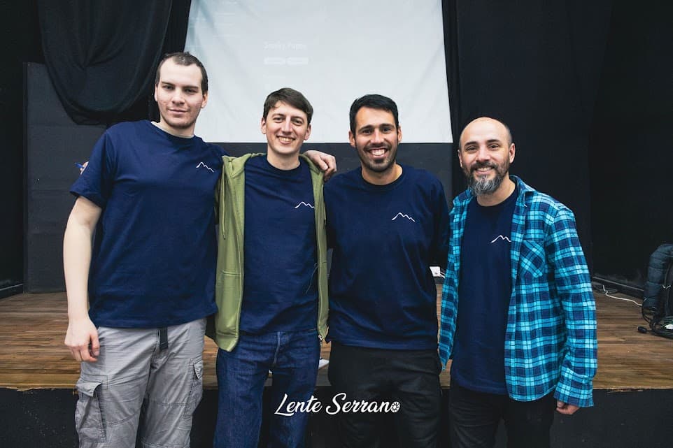 Equipo con remeras del club